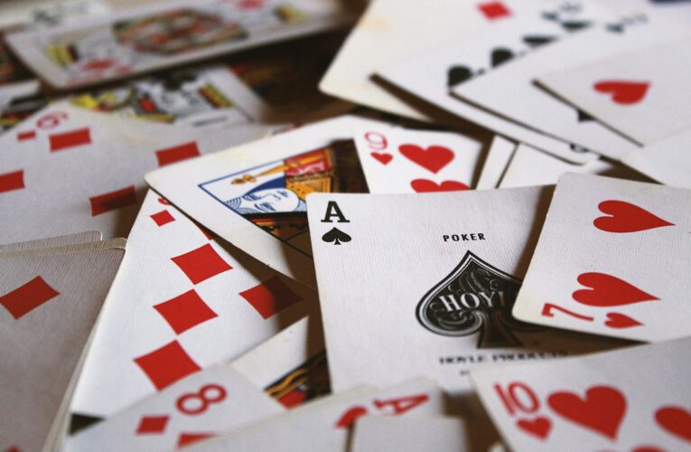 Tag en pause fra hverdagens stress og slap af med online kortspil